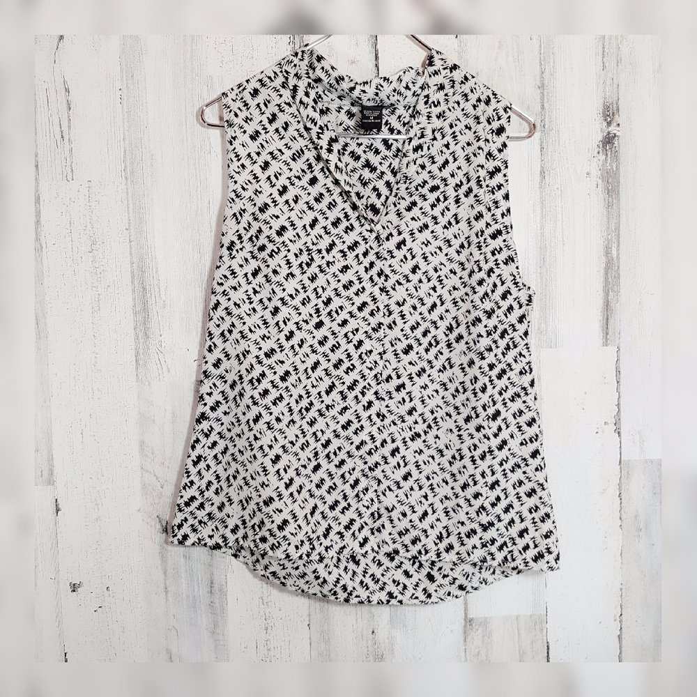 Valerie Bertinelli V neck sleeveless top